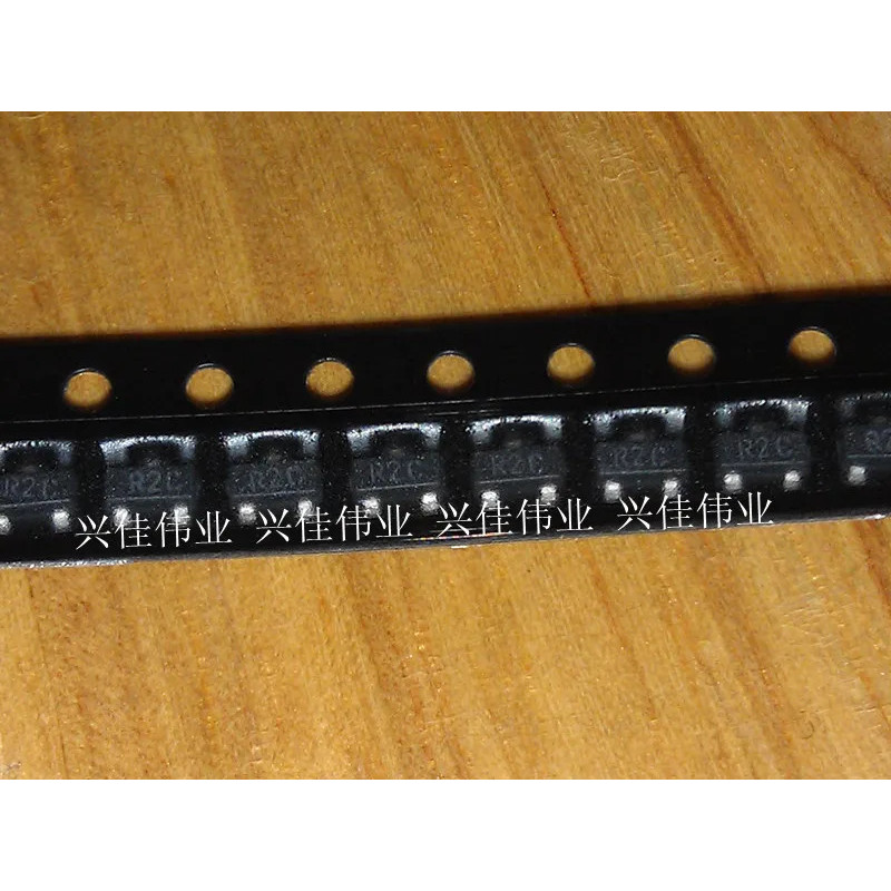 10PCS-50PCS ใหม่ LM4040DIM3X-2.5 SOT-23 การพิมพ์หน้าจอ: R2C 6M4Q