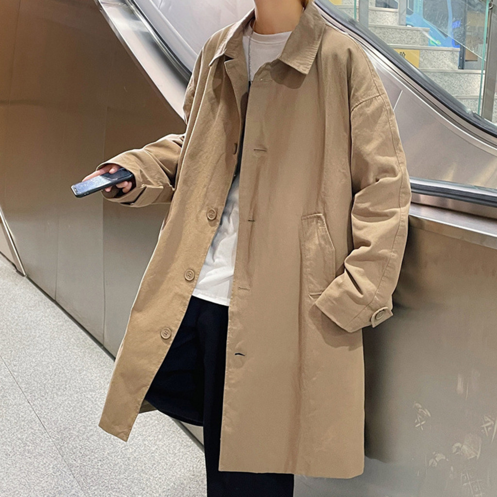 Warm Men Coat สไตล์ผู้ชาย Windbreaker Trench Coat พร้อมกระเป๋าอินเทรนด์ปกแขนยาวหลวมพอดีความยาวกลาง Outwear เสื้อแจ็คเก็ตสีทึบสําหรับเอเชียตะวันออกเฉียงใต้