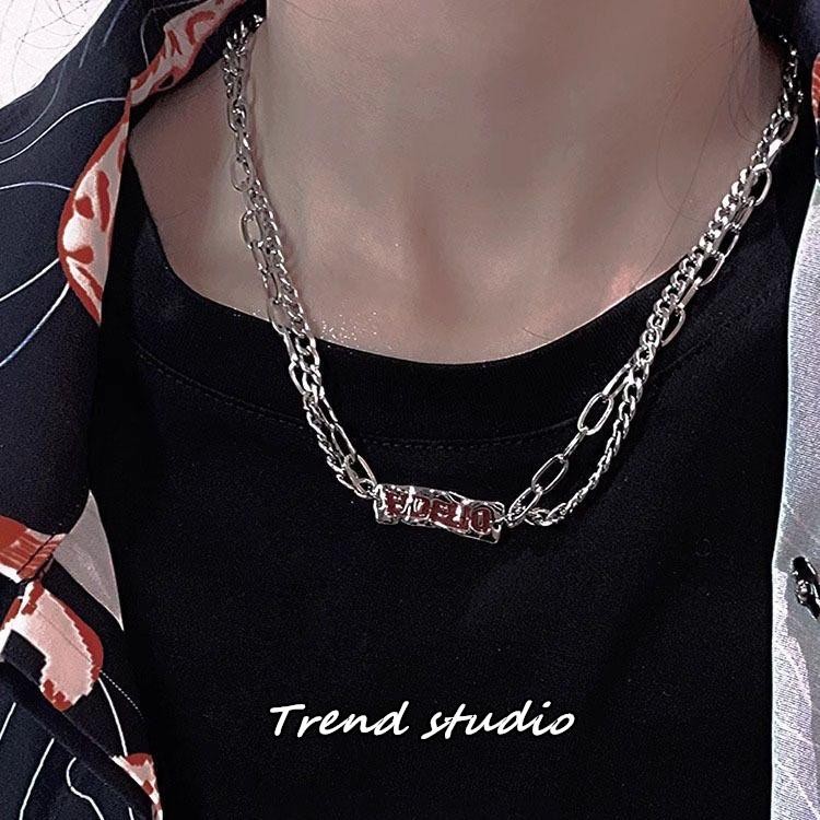 ชุดสร้อยคอตัวอักษรมีสไตล์ มีสร้อยข้อมือแบบเดียวกันด้วย การออกแบบโซ่คู่มีเอกลักษณ์เฉพาะตัวมากวัสดุเหล็กไทเทเนียมไม่ซีดจาง