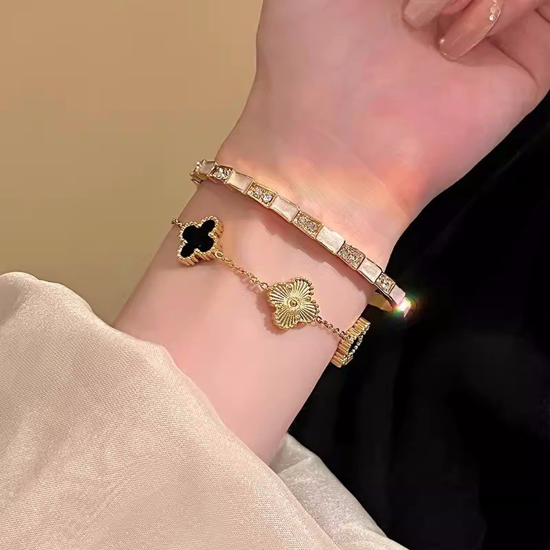 2ชิ้นแฟชั่น พลอยเทียม สีโคลเวอร์สี่ใบสร้อยข้อมือหญิงโอปอลงูเปิดสร้อยข้อมือ2025เครื่องประดับของขวัญ