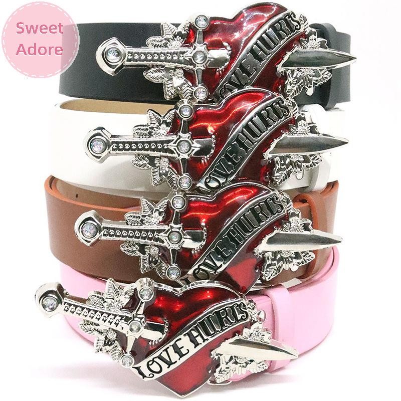 SweetAdore Goth Y2K Red Heart Arrow Love Hurts Buckle Belt เข็มขัดหนังผู้หญิงผู้ชายแฟชั่นกางเกงยีนส์กางเกงตกแต่งเข็มขัด TH