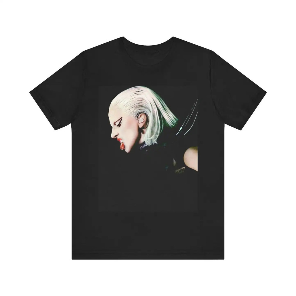 2025 Lady Gaga เสื้อยืดสําหรับผู้ชายและผู้หญิงแขนสั้น Retro Hip Hop เสื้อยืด Lady Gaga Unisex ยี่ห้อ