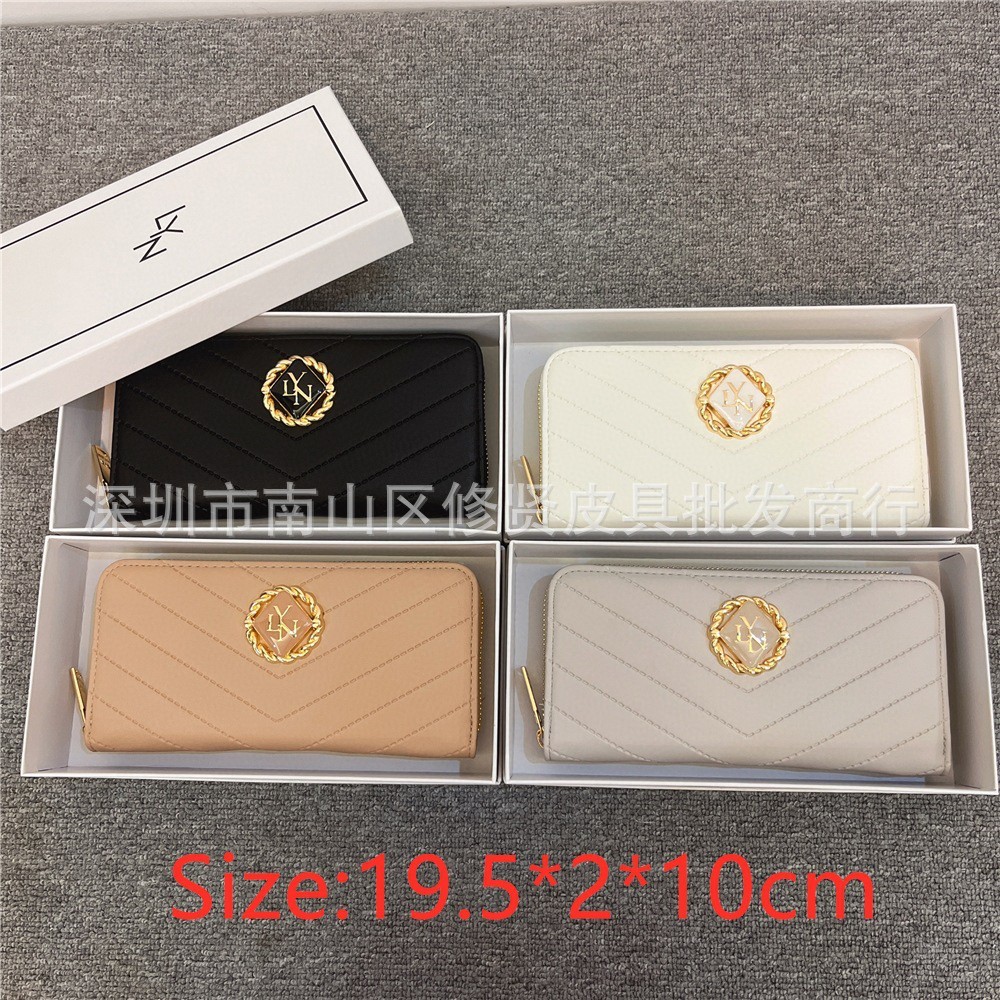 LYN ACCS กระเป๋าสตางค์ใบยาวหัวเข็มขัดลายนูน พร้อมกล่องของขวัญ