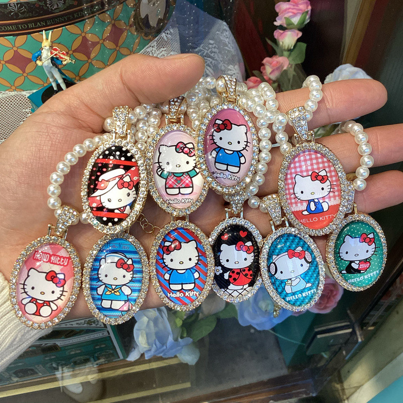[Haroro] สร้อยคอ Hello Kitty สร้อยคอมุก Sanrio คลาสสิกน่ารักการ์ตูน Hello Kitty Clavicle Chain เสื้อกันหนาว All-Match อุปกรณ์เสริมแฟนสาวของขวัญวันเกิด