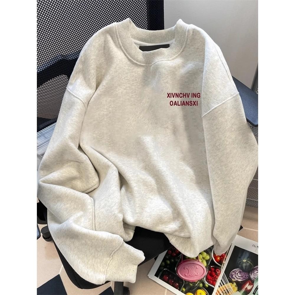 เสื้อกันหนาว แขนยาว คอกลม ทรงหลวม เสื้อยืดโอเวอร์ไซส์สีเทาอ่อน ลายตัวอักษรแนวมินิมอล สไตล์เกาหลี ผ้าฝ้าย 100%