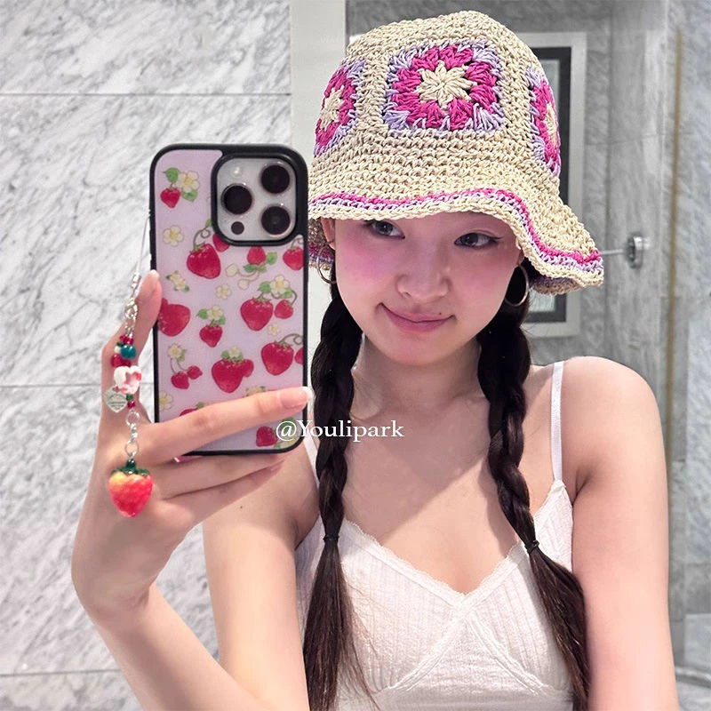 Huiwanju สาวหัวใจแบบเต็มหน้าจอสตรอเบอร์รี่ขอบสีดําสําหรับ iPhone16promax เคสโทรศัพท์มือถือ ip15pro/14/13/12 pro/11