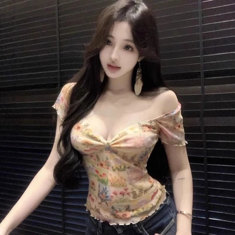 เสื้อยืดแขนสั้นผู้หญิงคอวีลายดอกไม้สลิมฟิต thumbnail 4