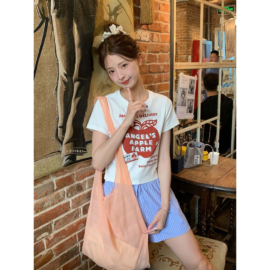 【ส่งจากไทย】 เสื้อยืดครอปพิมพ์ตัวอักษรแอปเปิ้ลสำหรับผู้หญิงช่วงฤดูร้อน