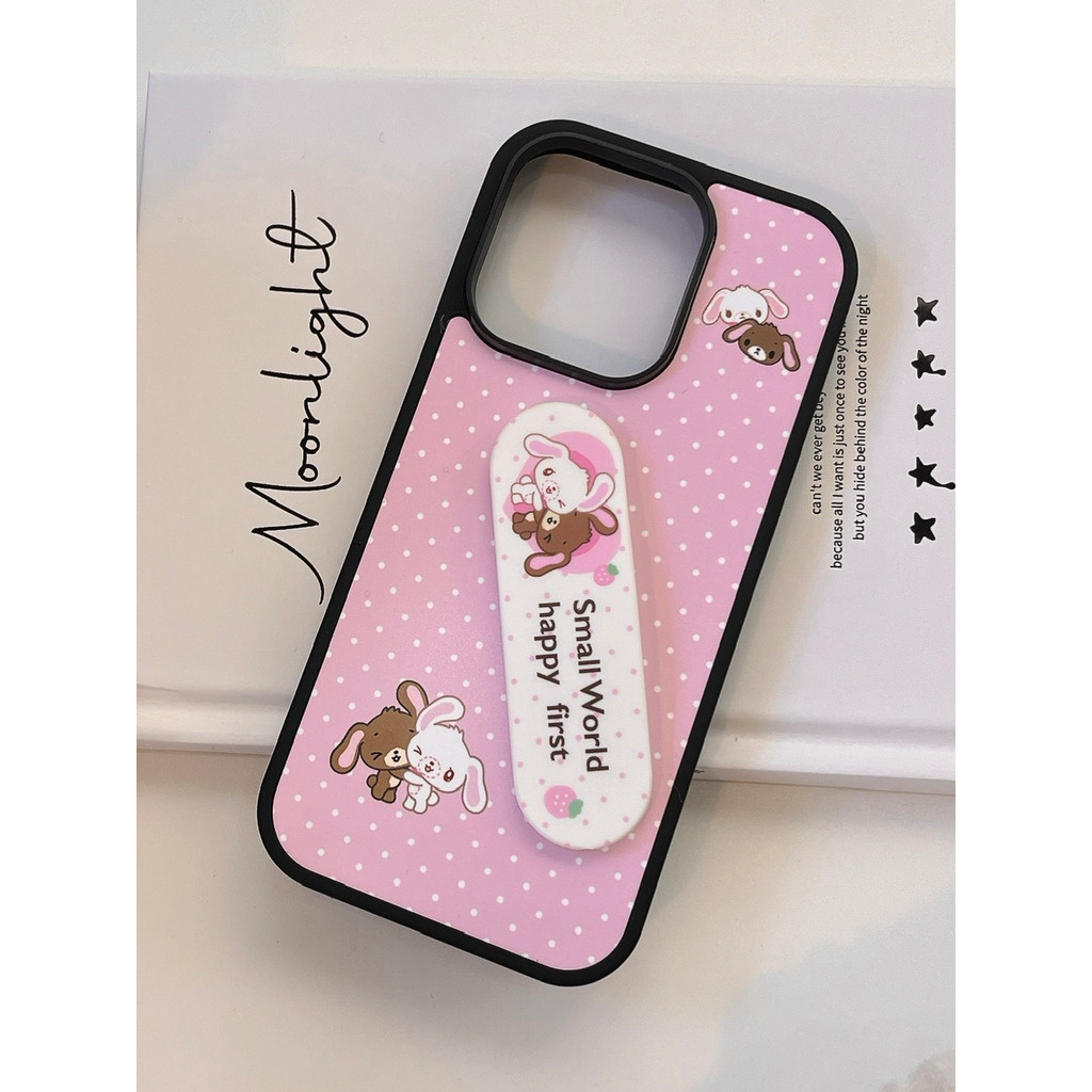 ผิวรู้สึกกรอบสีดําแฟชั่นสีชมพูลายจุดขนมกระต่ายวงช่วยเหลือยืนสร้างสรรค์กรณีโทรศัพท์เหมาะสําหรับ ไอโฟน16โปรแม็กซ์ รูขนาดใหญ่ทนแรงแอปเปิ้ล15สนุกบุคลิกภาพ14เคลือบ13นิช ไอโฟน17โปรแม็กซ์