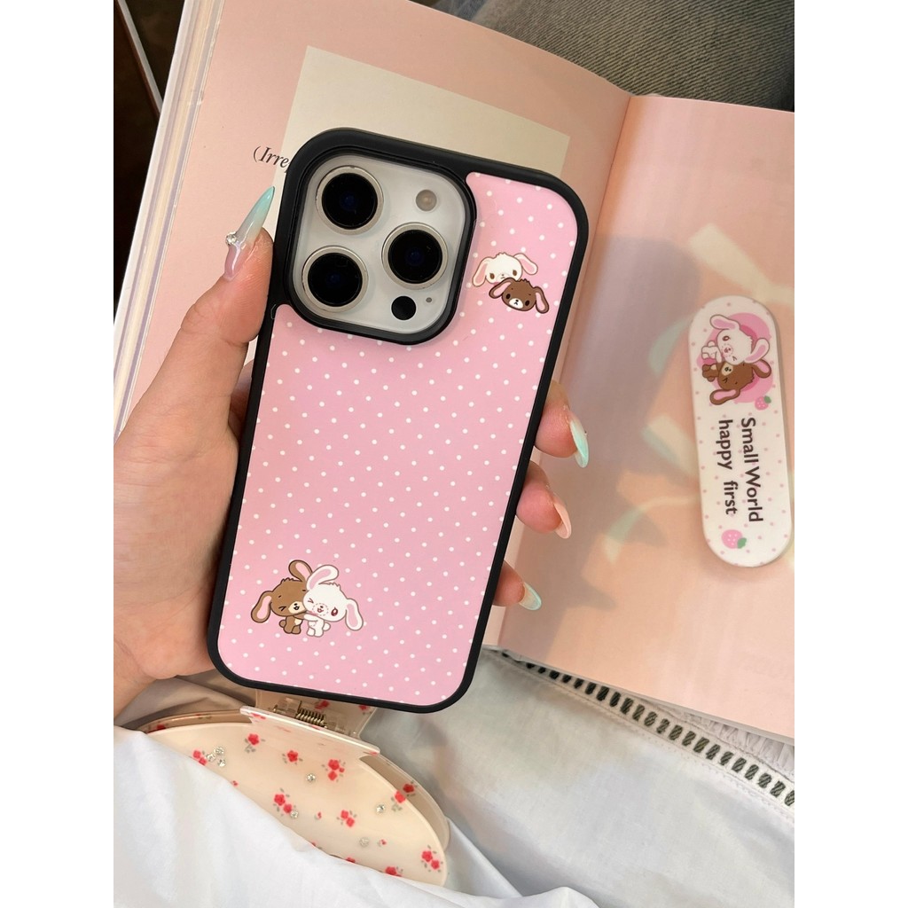 ผิวรู้สึกกรอบสีดําแฟชั่นสีชมพูลายจุดขนมกระต่ายวงช่วยเหลือยืนสร้างสรรค์กรณีโทรศัพท์เหมาะสําหรับ ไอโฟน16โปรแม็กซ์ รูขนาดใหญ่ทนแรงแอปเปิ้ล15สนุกบุคลิกภาพ14เคลือบ13นิช ไอโฟน17โปรแม็กซ์ - รูปที่ 2