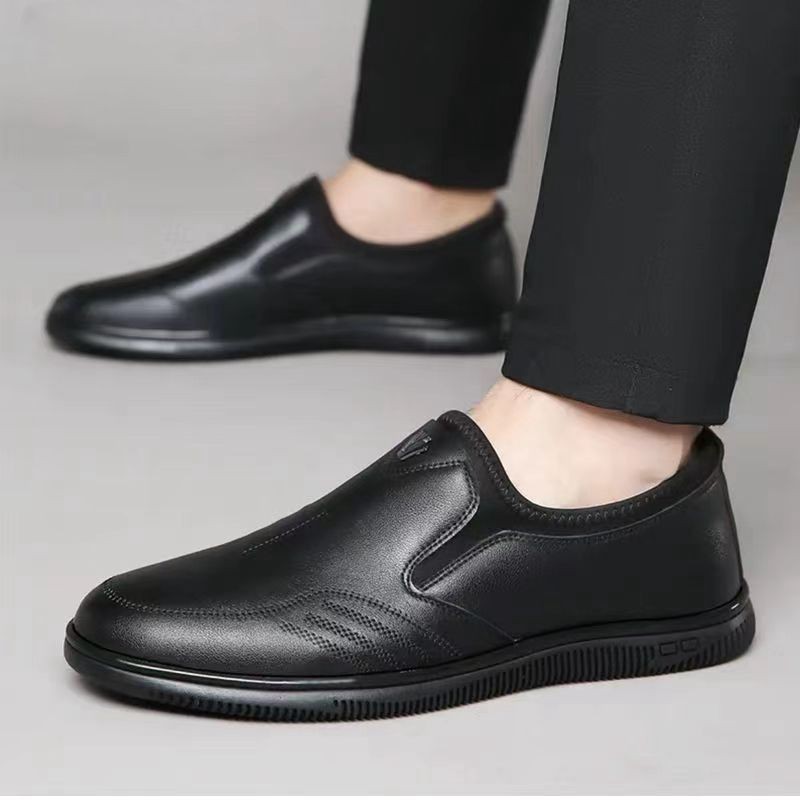 ขายร้อน [ข้อเสนอพิเศษ Clearance] Soft Sole Soft Surface รองเท้าผู้ชายน้ําหนักเบาธุรกิจลําลองแบบสวมรองเท้าหนังสีขาวรองเท้าพ่อ