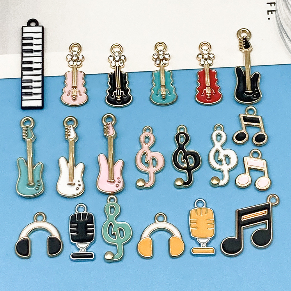 หยดน้ำมันเครื่องดนตรีการ์ตูนกีตาร์เปียโนโน้ตดนตรีโลหะผสมจี้ DIY สร้อยข้อมือเครื่องประดับ