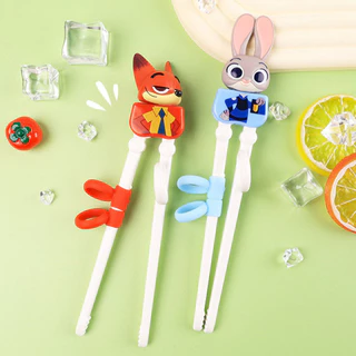 Disney Toy Story Strawberry Bear ตะเกียบฝึกหัดเด็กการออกแบบกันลื่นสําหรับเด็กอุปกรณ์การเรียนรู้บนโต๊ะอาหาร