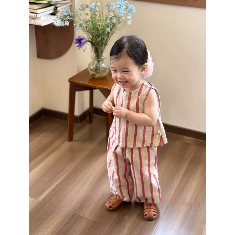ฤดูร้อนสไตล์ใหม่สาวลายชุดเด็กสไตล์ตะวันตกออกแบบสีคมชัดรอบคอเสื้อกั๊กกางเกงขากว้างชุดสองชิ้น