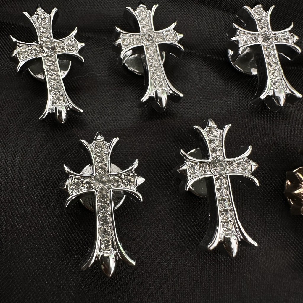 1pcs INS แฟชั่นซิลเวอร์โกลด์ Shining Cross Cros Jibitz Charm ปุ่ม DIY อุปกรณ์เสริมสําหรับรองเท้ารองเท้าหัวเข็มขัดรองเท้าอุปกรณ์เสริมรองเท้าตกแต่ง