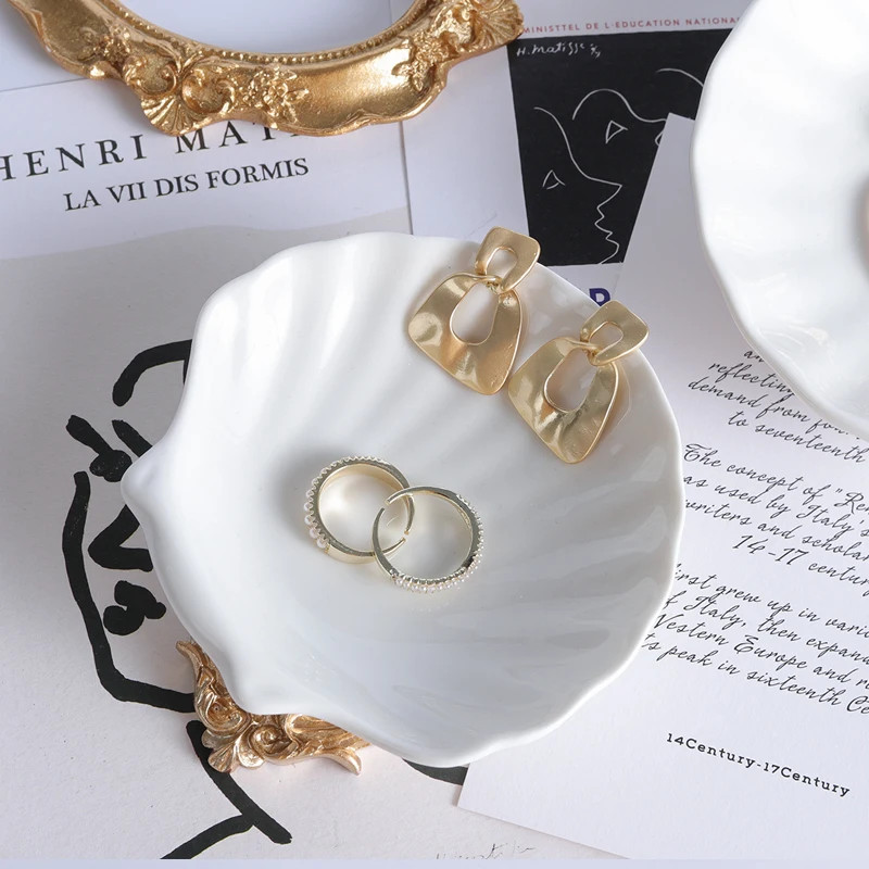 เปลือกรูปร่างจานเซรามิกจานเครื่องประดับจานขนาดเล็กสาวหัวใจเครื่องประดับยืนแสดงขนมขบเคี้ยวชามบนโต๊ะอาหาร