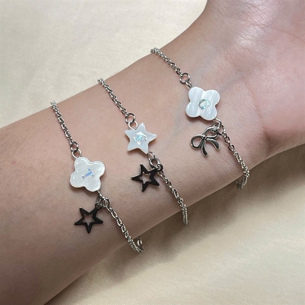 ALLIN สร้อยข้อมือที่กําหนดเองพร้อมชื่อเสน่ห์มุก