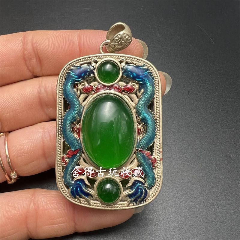 ของสะสมโบราณโบราณโบราณโบราณเก่าทิเบตเก่าเงิน Cloisonne ฝังมรกตมังกรคู่เล่นลูกปัดจี้ที่มีสีสันจี้สร้อยคอ 1-11-16