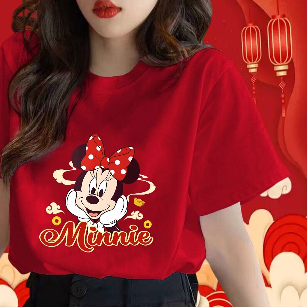 [พร้อมส่ง] hot new  เสื้อปีใหม่ Happy New Year& Mickey Mouse 2025   ลายงูจักรราศี  สีแดง สําหรับผู้ช