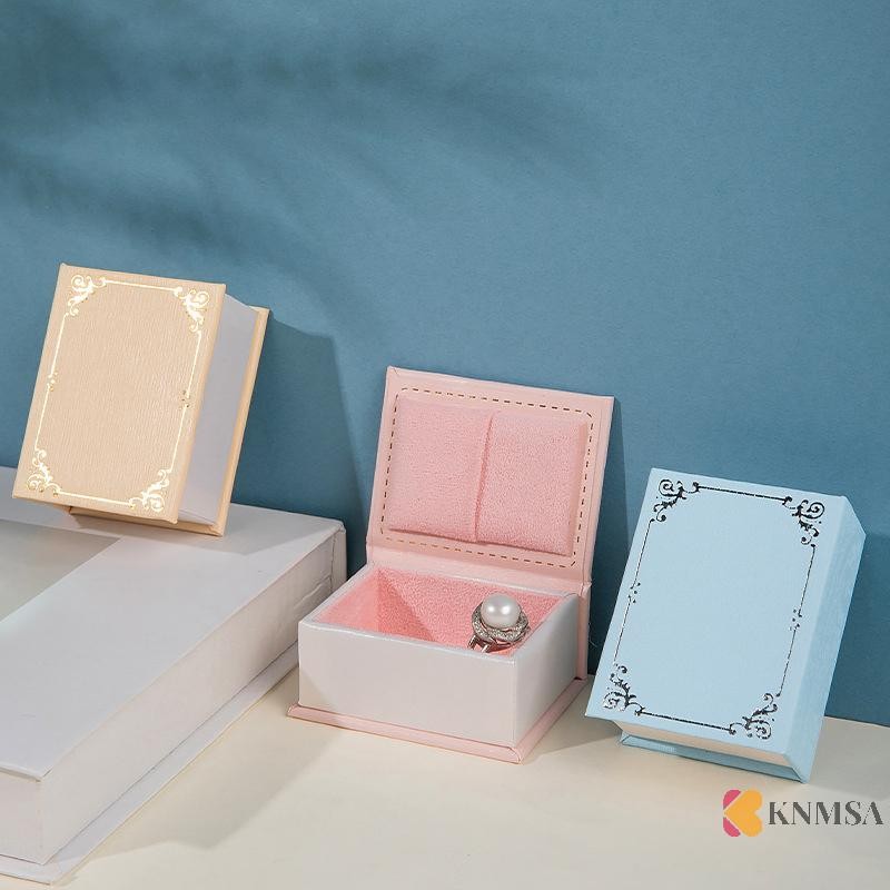 KNMSA] 1PC เครื่องประดับรูปตัวอักษรแหวนกล่องหนังนิ่มซับ Creative Flip ฝาปิดแหวนแม่เหล็กผู้ถือต่างหูเครื่องประดับของขวัญกรณี Accessorie ศ น
