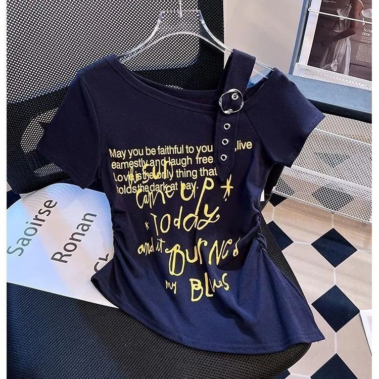 เสื้อยืดแขนสั้นพิมพ์ลายสไตล์อเมริกันผู้หญิง 2025 จับจีบแคบ-เอวไม่สม่ําเสมอสั้นด้านบน