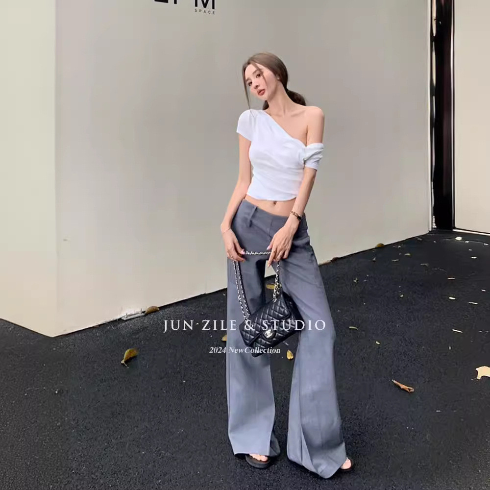 ** 2025 ชุดสูทแฟชั่นผู้หญิงระดับไฮเอนด์ฤดูร้อนสั้นไหล่เอียงออกแบบด้านบนเอวต่ําไมโครชุดสูทกางเกง *