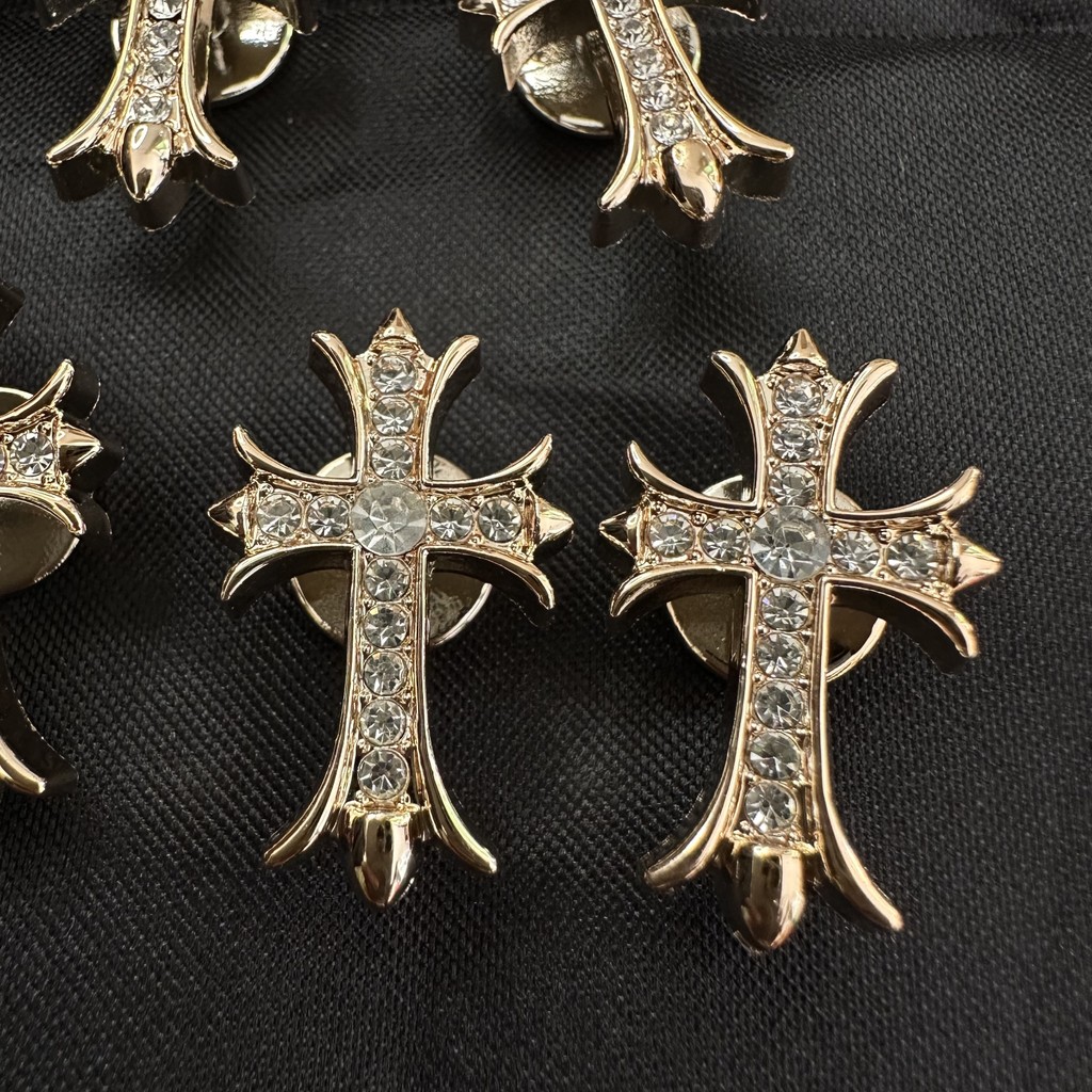 1pcs INS แฟชั่นซิลเวอร์โกลด์ Shining Cross Cros Jibitz Charm ปุ่ม DIY อุปกรณ์เสริมสําหรับรองเท้ารองเท้าหัวเข็มขัดรองเท้าอุปกรณ์เสริมรองเท้าตกแต่ง