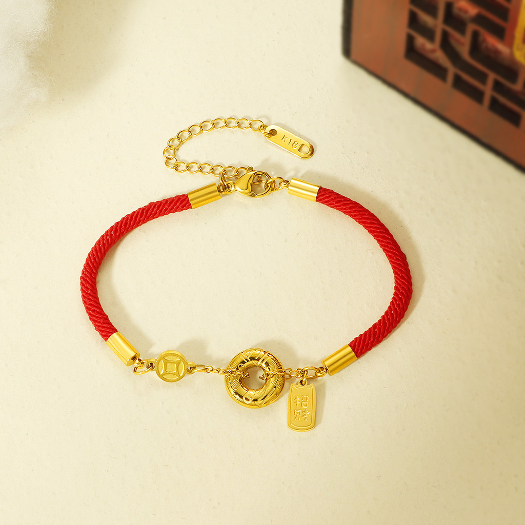 สร้อยข้อมือเหล็กไทเทเนียมสีทอง สไตล์ใหม่ มีเหรียญทองแดงและสายสีแดง สำหรับ 여성 เหมาะสำหรับโอกาสพิเศษและการสวมใส่ในชีวิตประจำวัน