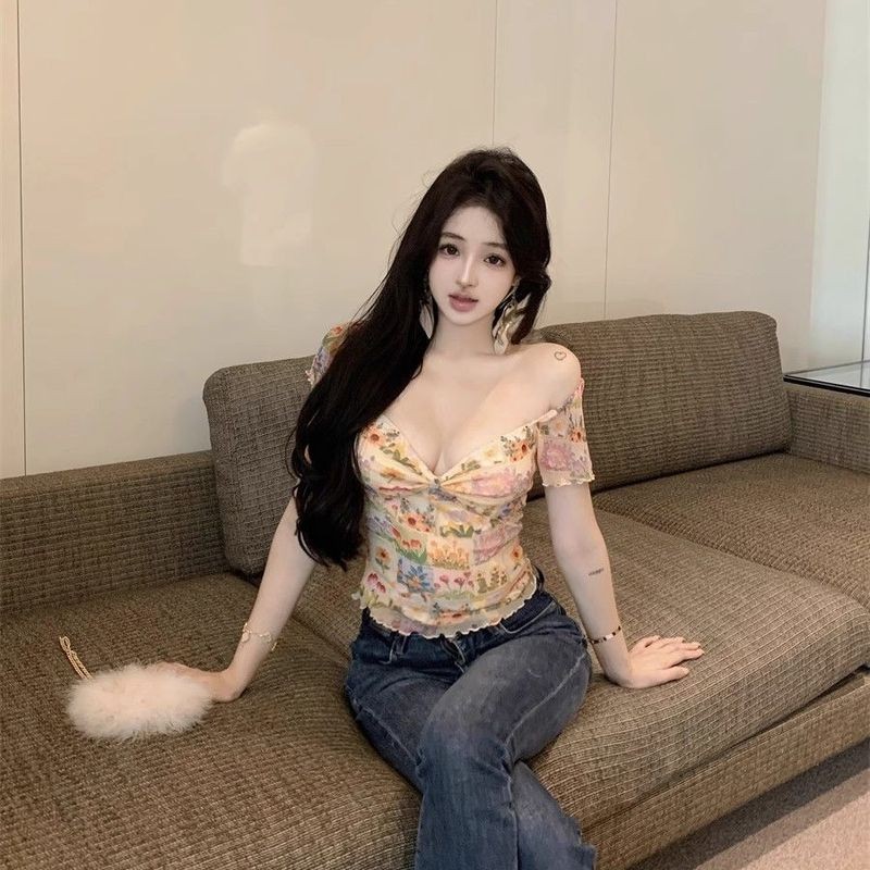 เสื้อยืดแขนสั้นผู้หญิงคอวีลายดอกไม้สลิมฟิต thumbnail 3