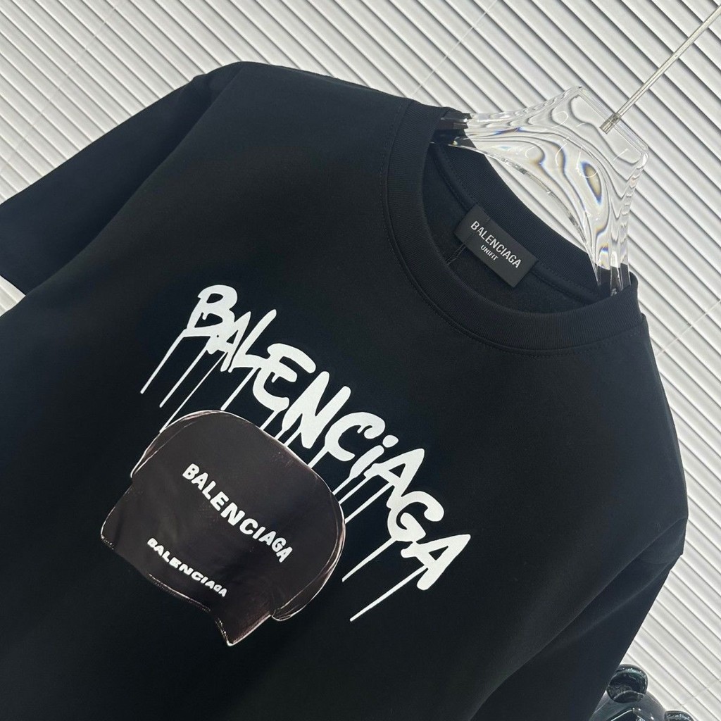 บาเลนเซียก้า'ก เสื้อยืดแขนสั้นพิมพ์ลายตัวอักษรหมวกเบสบอลสําหรับทั้งชายและหญิงหลวมและหลากหลายปีใหม่ด้านบนสําหรับคู่รัก