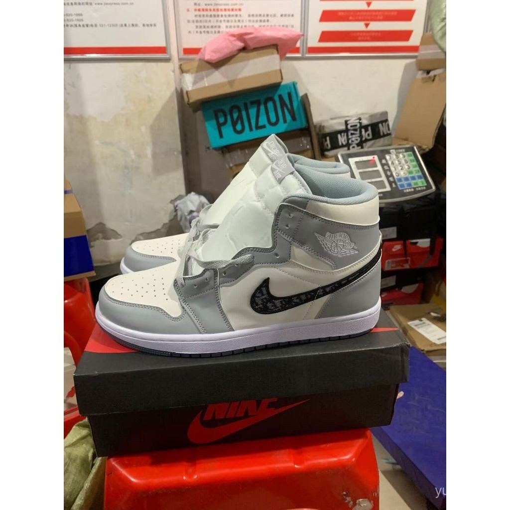 2024New Air Jordan 1 HIGH OG 'white Wolf grey' CN8607-002รองเท้าผ้าใบรองเท้าบาสเก็ตบอล AIA9