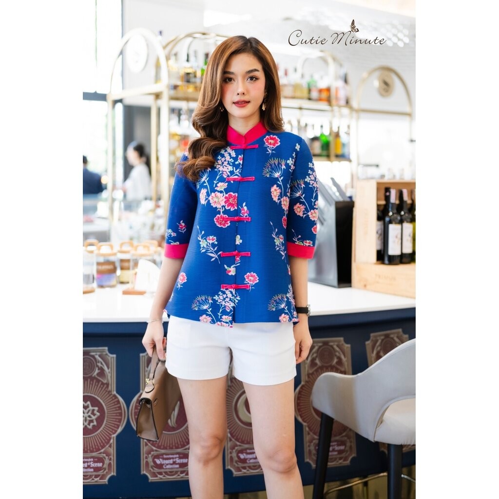 P8 เสื้อตรุษจีน ผ้าอัดพลีท แต่งกระดุมจีน ลายดอกไม้ ขนาดฟรีไซส์ อก 44