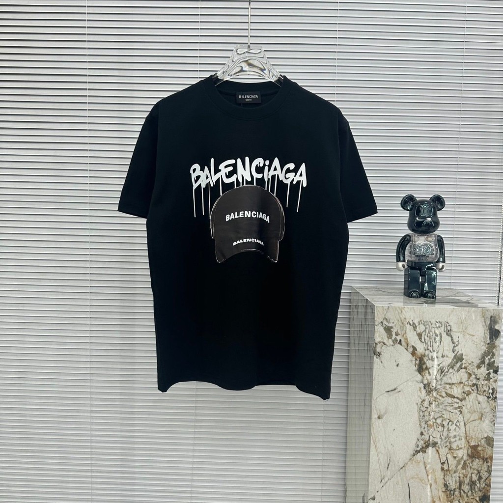 บาเลนเซียก้า'ก เสื้อยืดแขนสั้นพิมพ์ลายตัวอักษรหมวกเบสบอลสําหรับทั้งชายและหญิงหลวมและหลากหลายปีใหม่ด้านบนสําหรับคู่รัก