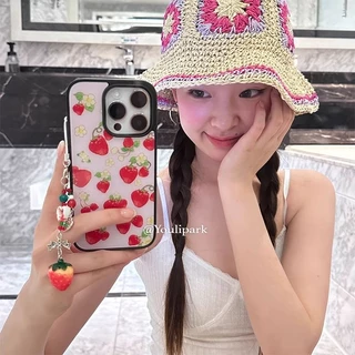 Huiwanju สาวหัวใจแบบเต็มหน้าจอสตรอเบอร์รี่ขอบสีดําสําหรับ iPhone16promax เคสโทรศัพท์มือถือ ip15pro/14/13/12 pro/11