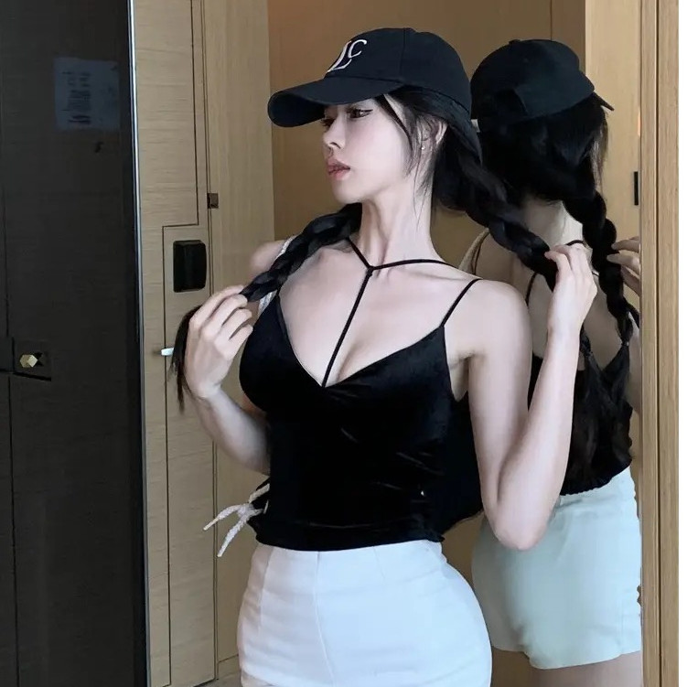 เสื้อตัวนอก เสื้อท่อนบนไขว้หลังสวยงาม เสื้อสายเดี่ยวผ้าไหมน้ำแข็งคล้องคอพร้อมแผ่นรองเต้านม