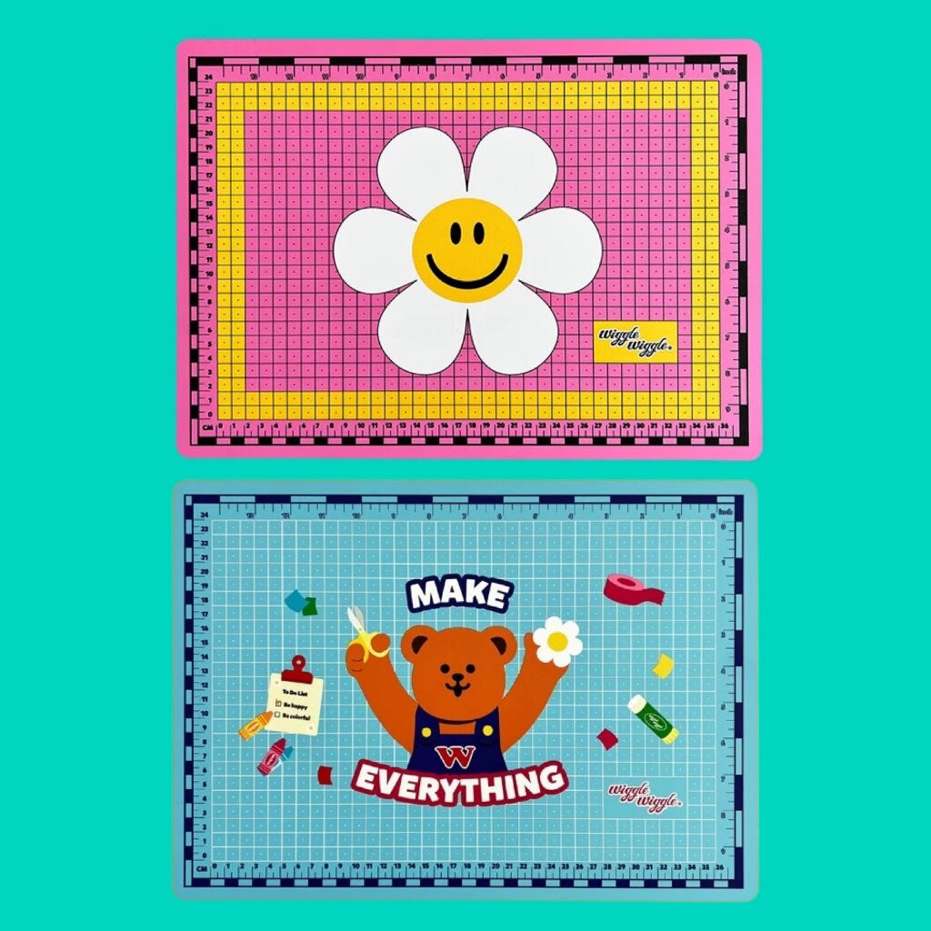 (รอ 4อาทิตย์) WiggleWiggle Desk Cutting Mat / แผ่นรองกรีด 42x29cm แผ่นยางรองของ / แผ่นรองเขียน