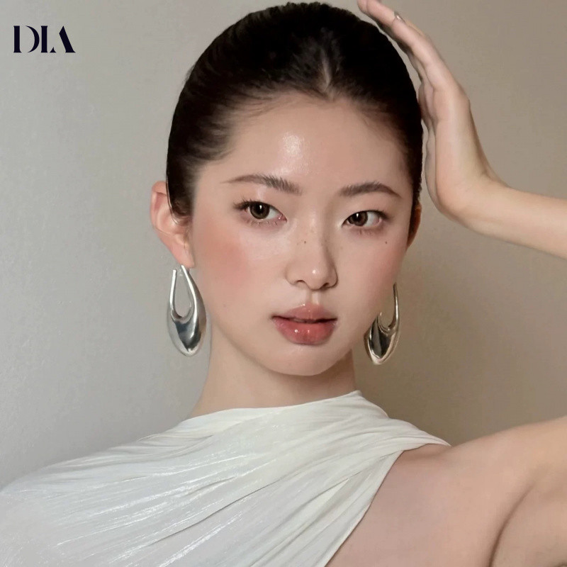 ต่างหูโลหะย้อนยุค สไตล์หรูหรา สำหรับหญิง ดีไซน์เรียบง่าย มีความเงางาม