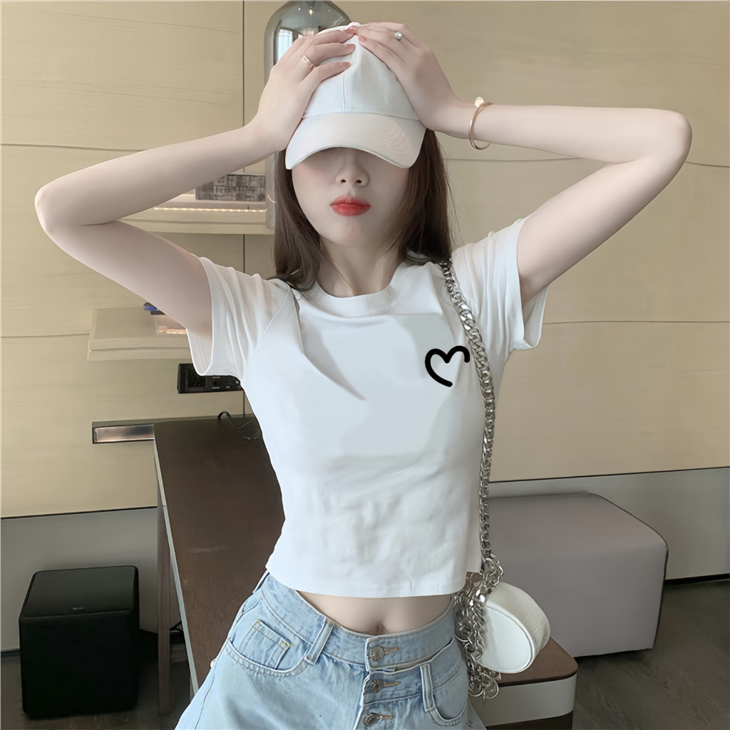 (จัดส่งตลอด 24 ชั่วโมง）เสื้อ Baby Tee ตัดไหล่ตรงกระชับสัดส่วน เกรดผ้าฝ้ายไมโคร เสื้อครอป