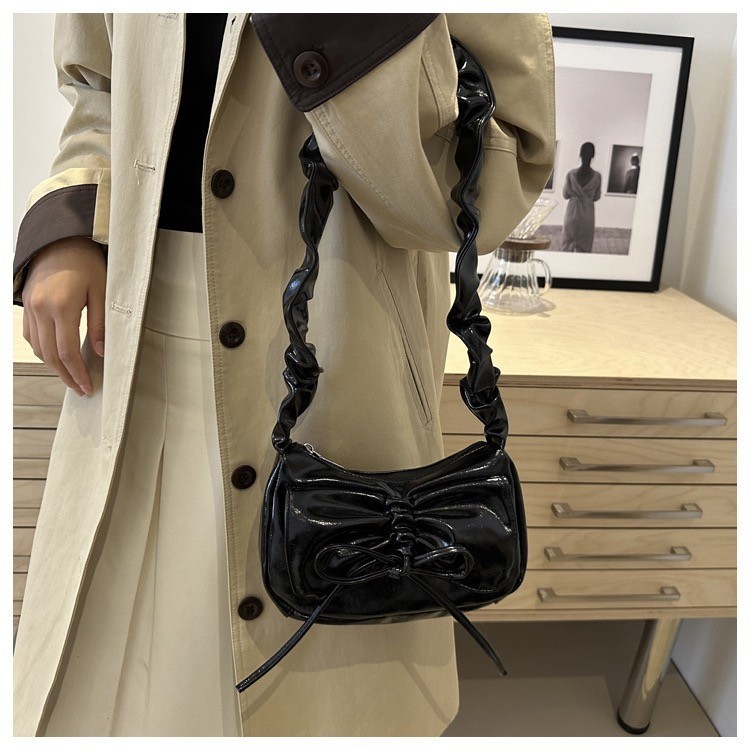 Lucky girl: กระเป๋าสะพายไหล่เดี่ยว Bow high beauty จีบใหม่แฟชั่น combuting high-end niche crossbody รักแร้กระเป๋า EP6617
