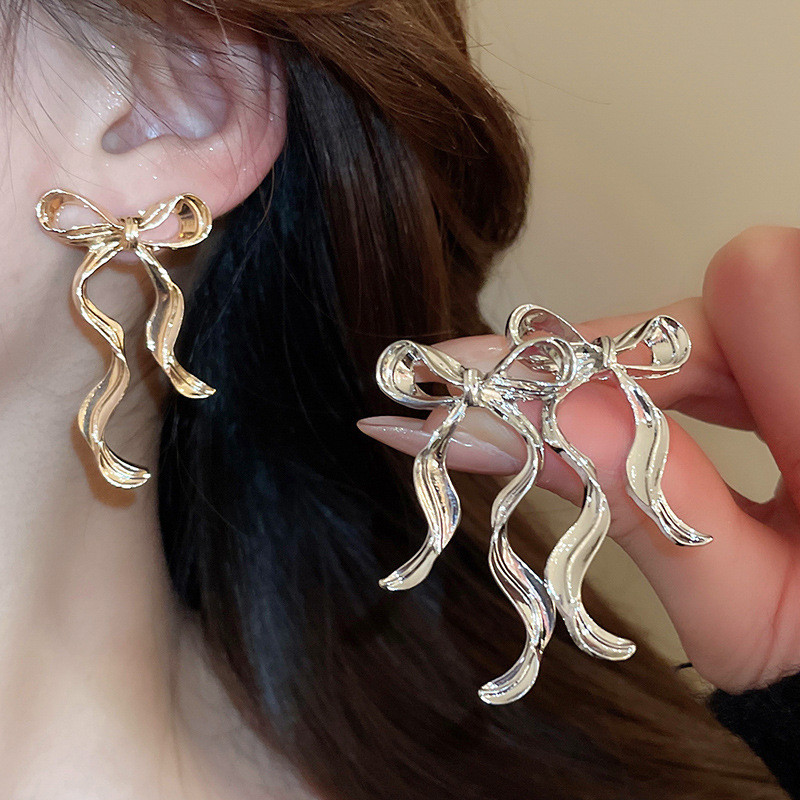 เข็มเงินต่างหูโบว์ลายยุโรปและสหรัฐอเมริกาต่างหูลมหนาวที่เรียบง่ายและละเอียดอ่อนสําหรับผู้หญิงแสงหรูหราต่างหูระดับไฮ