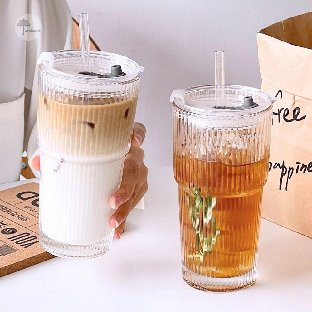 แก้วสีใส แก้วคาเฟ่ สไตลเกาหลีเกาใจ แบบลายทาง 500 ml. ทรงสูง เนื้อหนา คุณภาพดี มีฝาและจุกปิดกันหก แถมหลอดแก้วในตัว