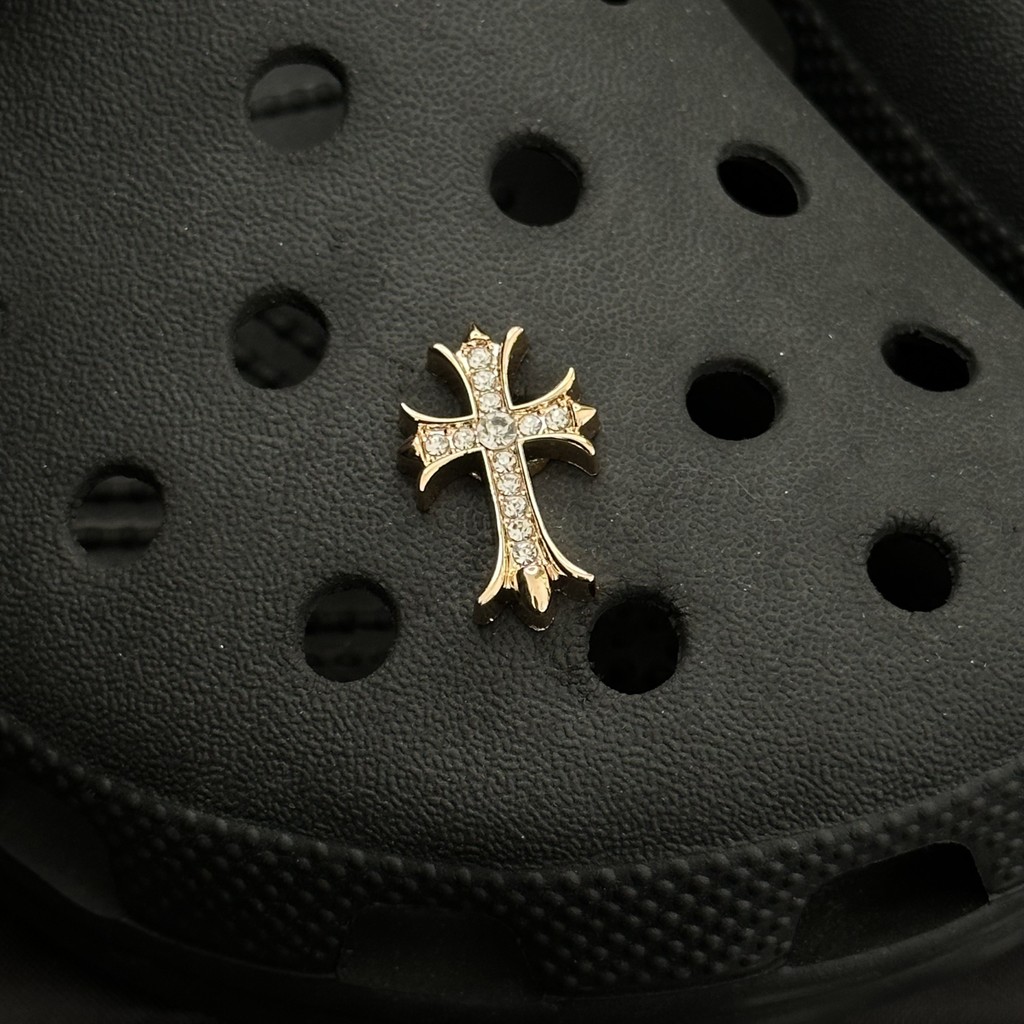 1pcs INS แฟชั่นซิลเวอร์โกลด์ Shining Cross Cros Jibitz Charm ปุ่ม DIY อุปกรณ์เสริมสําหรับรองเท้ารองเท้าหัวเข็มขัดรองเท้าอุปกรณ์เสริมรองเท้าตกแต่ง