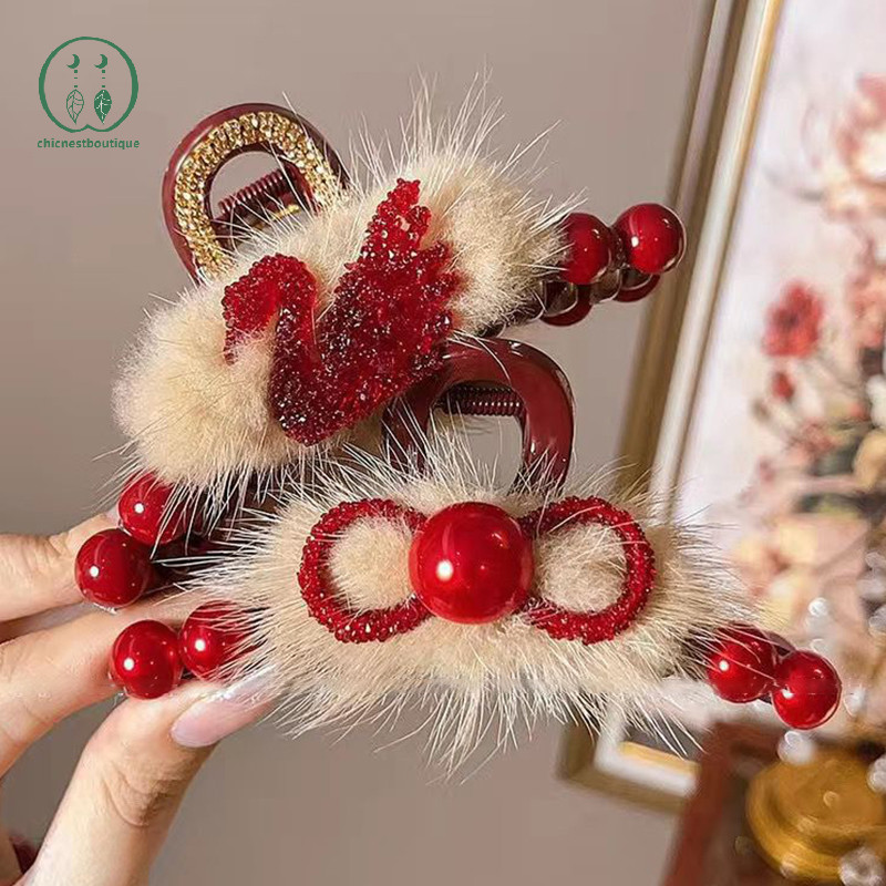[ชาวเก๋ไก๋] เครื่องประดับกิ๊บติดผมมุกกํามะหยี่สีแดงสําหรับผู้หญิงแฟชั่นหรูหราคลิปเล็บอะคริลิสาวกิ๊บติดผมอุปกรณ์บูติก