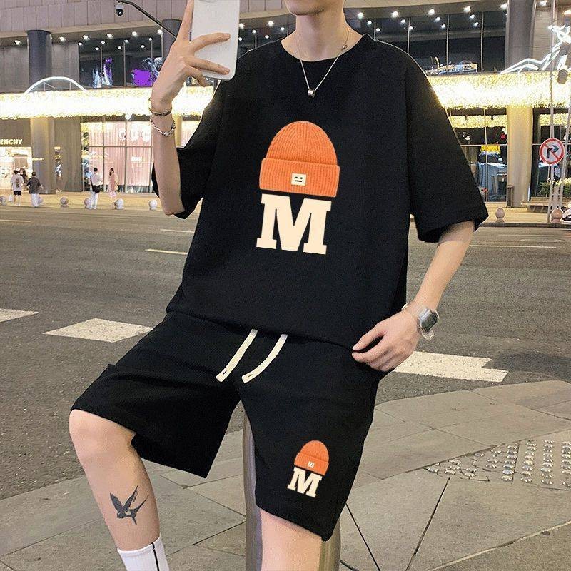 แฟชั่นผู้ชาย ชุดเซตแขนสั้นขาสั้น สกรีนลายตัวMมีหมวก SH58