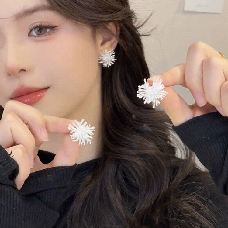 s925银针银色烟花耳钉法式复古高级感锆石耳环小众独特设计感耳饰S925 Silver Needle Silver Fireworks Earnail French Restorationsdvas2