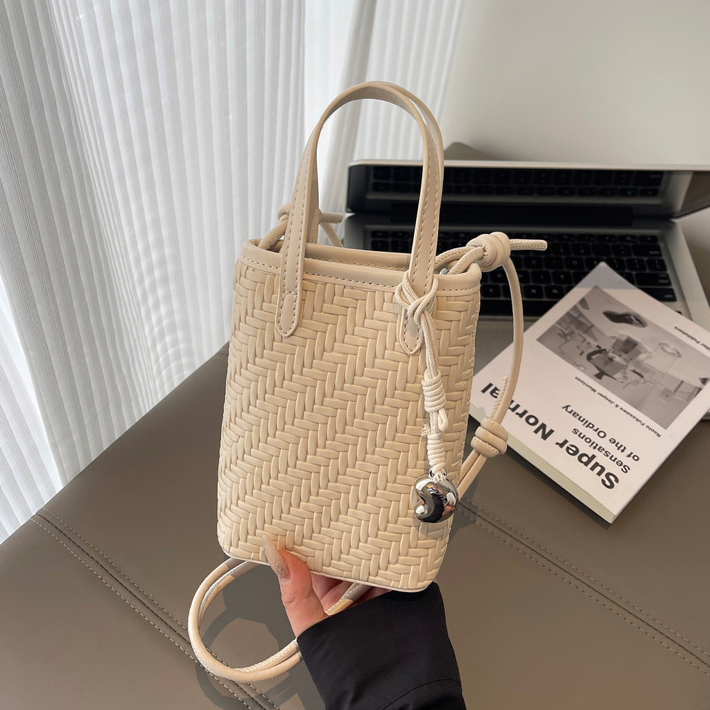 Niche Design Bag Womens 2025 สไตล์ใหม่อินเทรนด์สีแดง Outing กระเป๋าสะพายมือถือ Cross-Body กระเป๋าโทรศัพท์มือถือกระเป๋าถัง