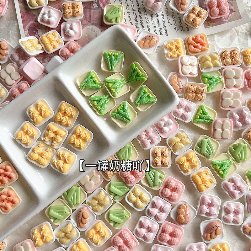[100ในสต็อก] มินิขนมจำลองเล่นเรซิ่นเครื่องประดับ DIY อุปกรณ์ตู้เย็นครีมหยิกเพลงกิ๊บทำมือวัสดุ DIY