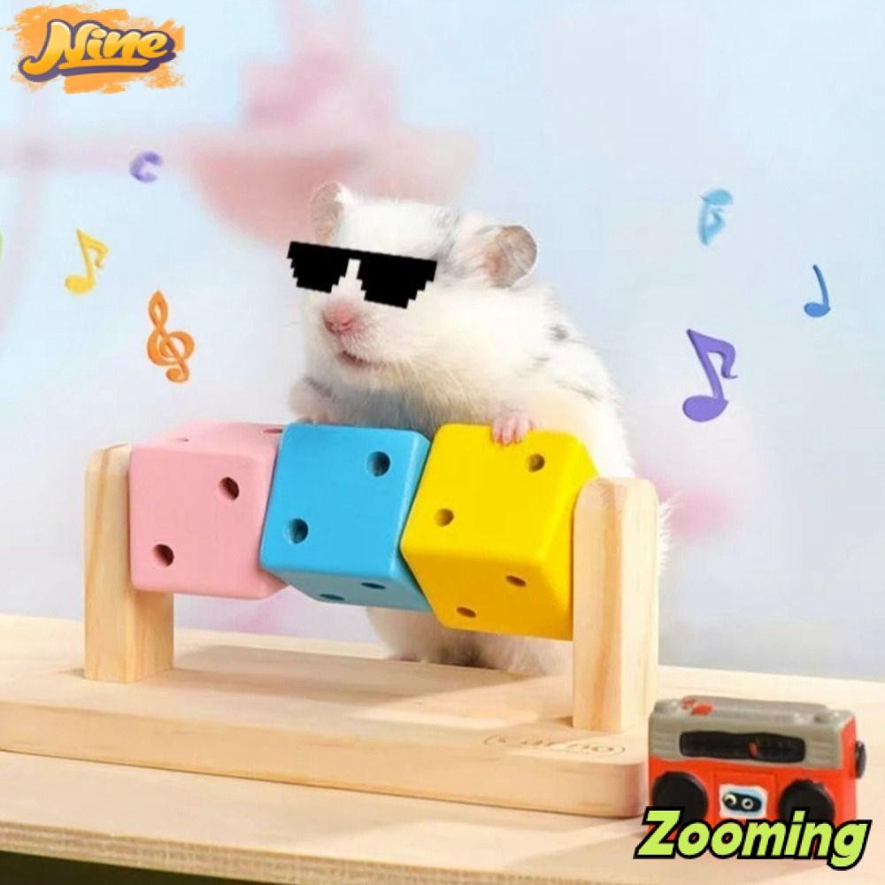 ZOOMING ของเล่นเคี้ยวสัตว์, ลูกกลิ้งหนูแฮมสเตอร์แบบโต้ตอบรูปลูกบาศก์วิเศษ, ของเล่นฝึกหนูแฮมสเตอร์ไม้บรรเทาความเบื่อหน่ายที่มีสีสันสําหรับสัตว์เลี้ยงขนาดเ