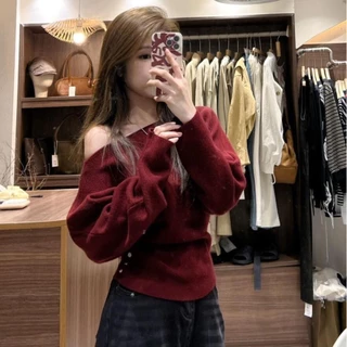 KOKO❤️เสื้อสเวตเตอร์แขนยาวไหล่เดียวสีแดงปีใหม่สำหรับผู้หญิง ปิดไหล่ กระชับเอว แขนค้างคาวหลวมๆ#V114