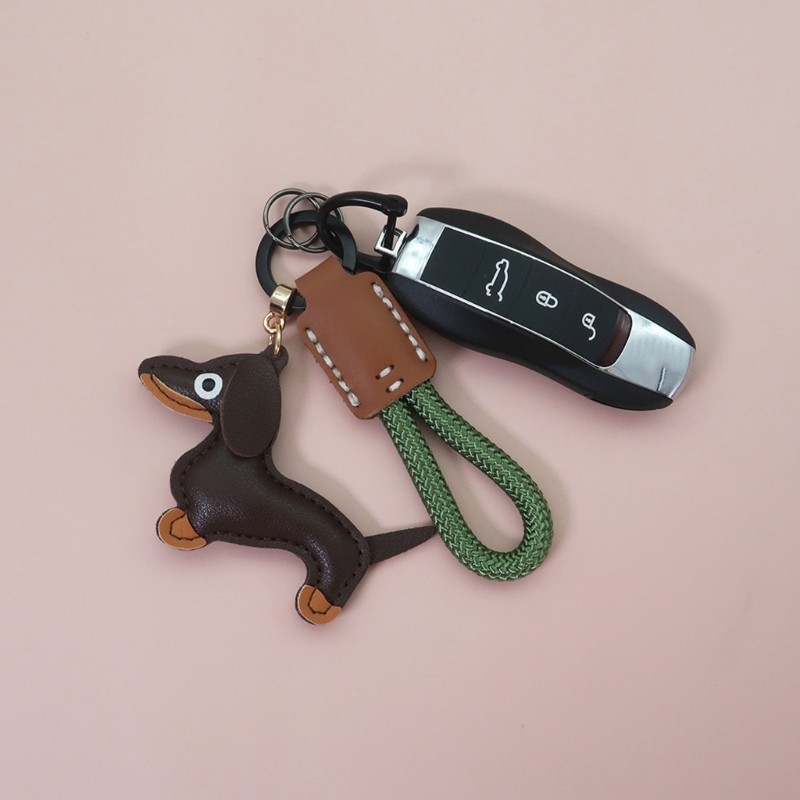 Kiss Playful Sausage Dog พวงกุญแจที่ละเอียดอ่อน Charm สําหรับตกแต่งกระเป๋าและกุญแจ
